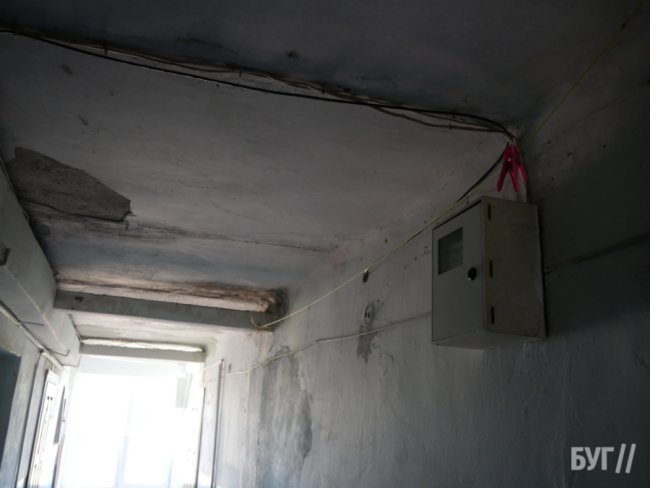 «Дах може впасти будь-якої миті»: у місті на Волині мешканці багатоповерхівки б’ють на сполох через аварійність