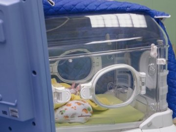 У луцькому перинатальному центрі виходжують дівчинку, яка народилася з вагою 420 грамів
