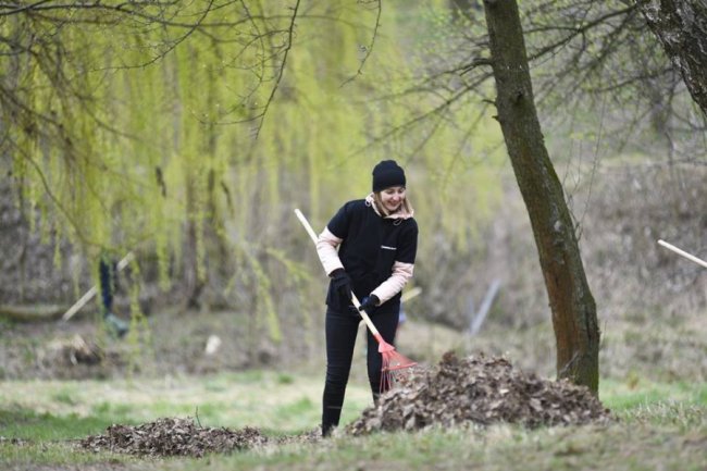 Небайдужі лучани вийшли прибирати парк. ФОТО