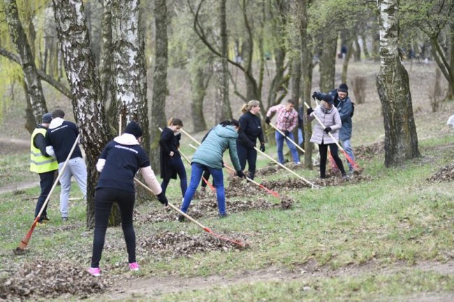 Небайдужі лучани вийшли прибирати парк. ФОТО