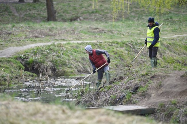 Небайдужі лучани вийшли прибирати парк. ФОТО