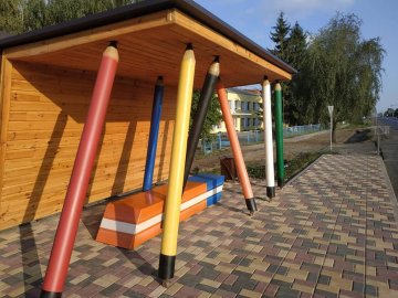 На «канцтоварній» зупинці під Луцьком з'явилася лавка-гумка. ФОТО