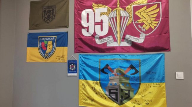 Пів сотні прапорів із подяками від бійців зібрали волинські волонтери штабу «Ангар». ВІДЕО