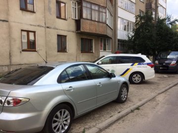 У Ковелі вночі невідомі розтрощили скло автомобіля