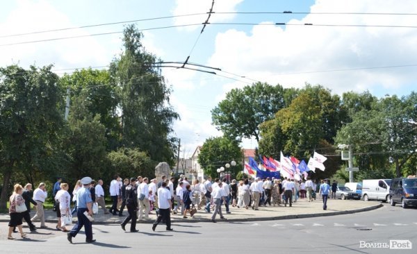 Опозиція на марші: у Луцьку влаштували протестну ходу. ФОТО 