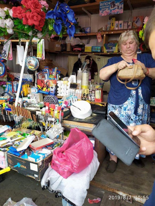 На луцькому ринку знайшли точку продажу сурогату. ФОТО