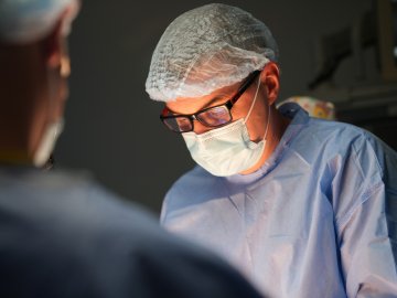 Волинянин став першим в Україні пацієнтом, якому зробили операцію на серці за допомогою робота