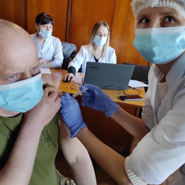 Луцькі льотчики вакцинувалися від коронавірусу. ФОТО