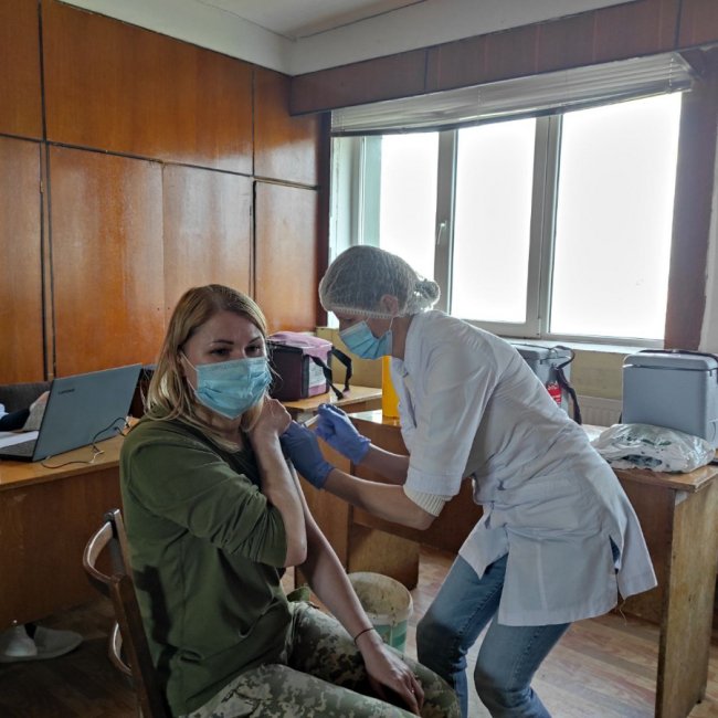 Луцькі льотчики вакцинувалися від коронавірусу. ФОТО