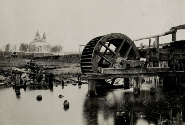 Зліва воротнівський храм Різдва Богородиці, справа – залишки зруйнованого водяного млина