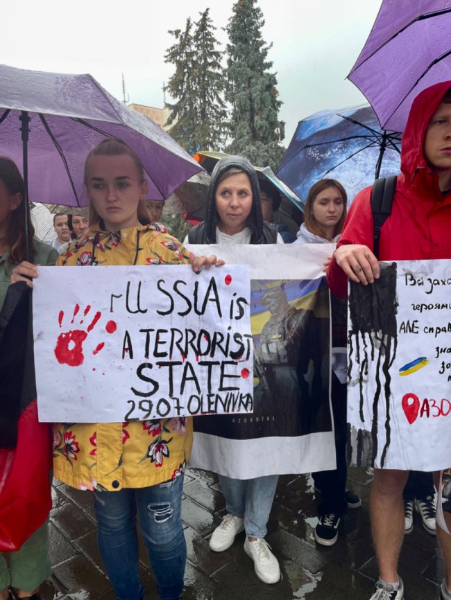 «Маємо боротися за них, як вони за нас»: у Луцьку родини полонених «азовців» влаштували акцію. ФОТО