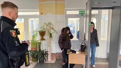 У луцьких школах старшокласників та відвідувачів перевірятимуть металодетектором. ВІДЕО