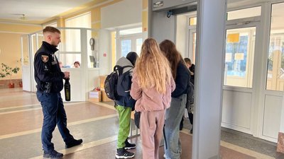 У луцьких школах старшокласників та відвідувачів перевірятимуть металодетектором. ВІДЕО