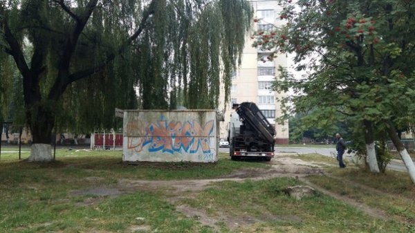 У Луцьку демонтували незаконні споруди. ФОТО
