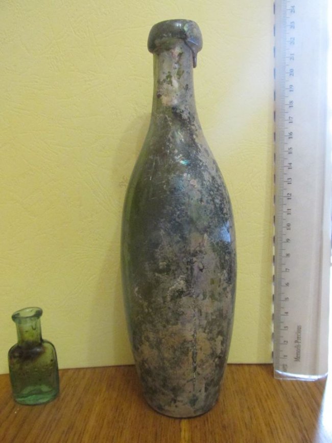 Під час розкопок у луцькому підземеллі знайшли повністю цілий скляний посуд