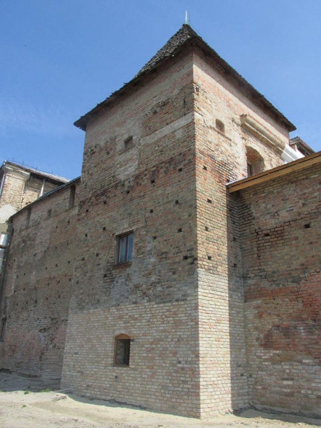 Під час розкопок у луцькому підземеллі знайшли повністю цілий скляний посуд