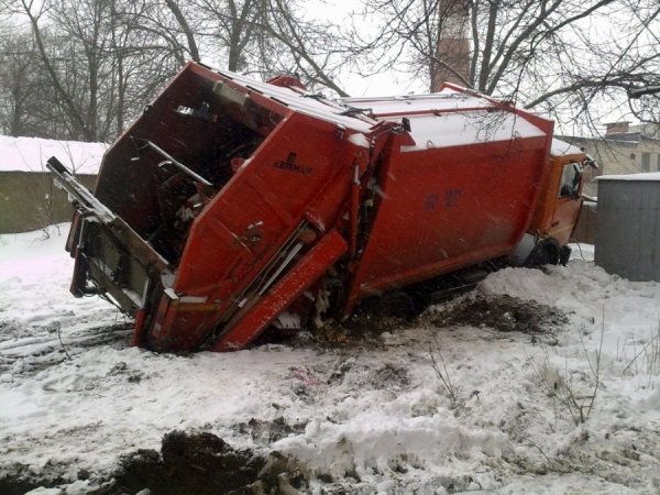 У Луцьку негода «взяла в полон» сміттєвоз. ФОТО