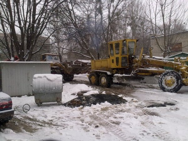 У Луцьку негода «взяла в полон» сміттєвоз. ФОТО