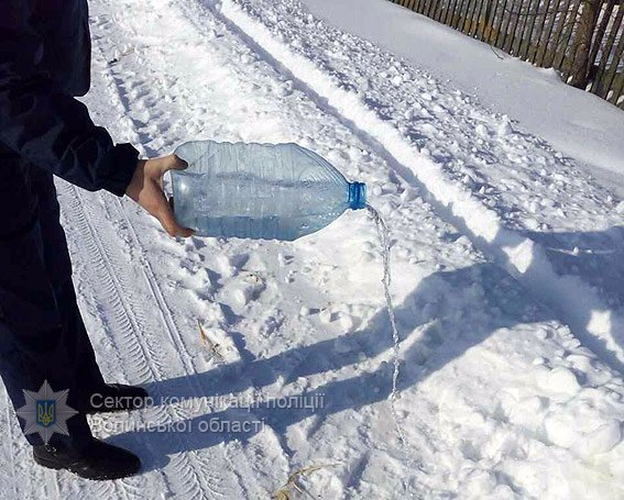 На Волині поліція знищила 40 літрів браги