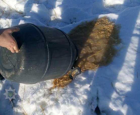 На Волині поліція знищила 40 літрів браги