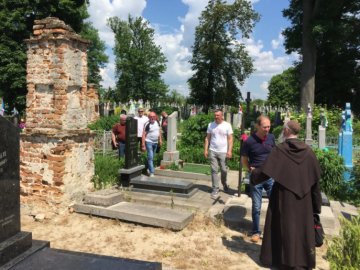 Поляки реставруватимуть одне з найстаріших  кладовищ Волині 