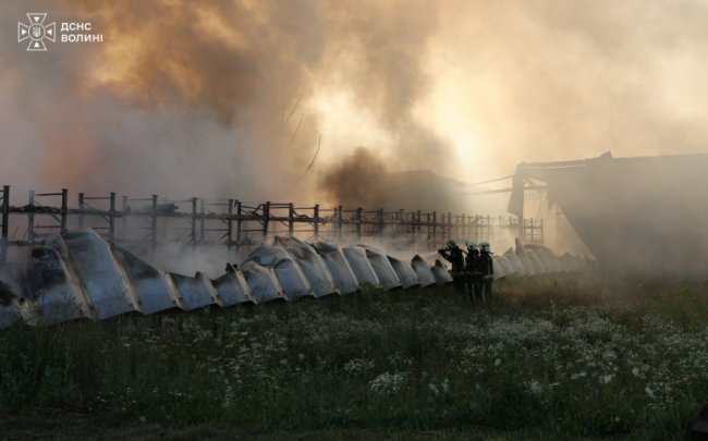 Біля Луцька сталася пожежа на складі з горючими матеріалами. ФОТО