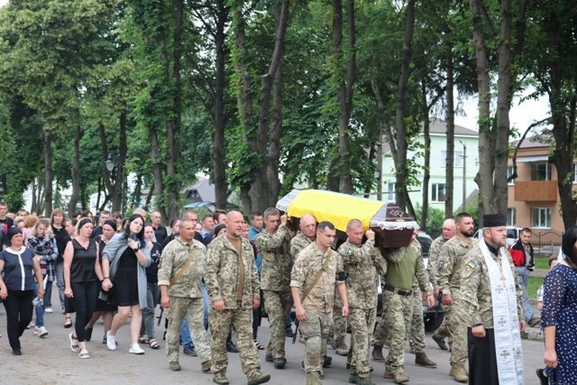 Матір не змогла вирватися з окупації на похорон сина: на Волині поховали Героя Олексія Кашубу
