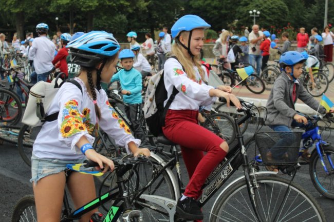 У Нововолинську організували велопробіг у вишиванках. ФОТО