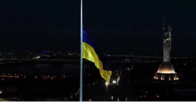 У Києві підняли найбільший прапор України. ВІДЕО