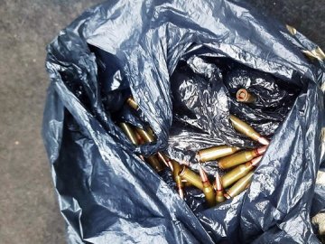 Водій сильно нервував: на Волині в автівці виявили майже сотню набоїв 