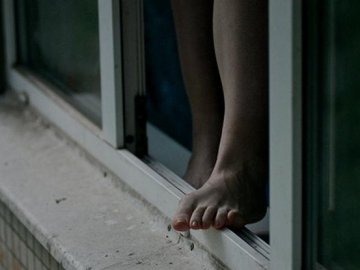 На Рівненщині із вікна  9-го поверху випала жінка