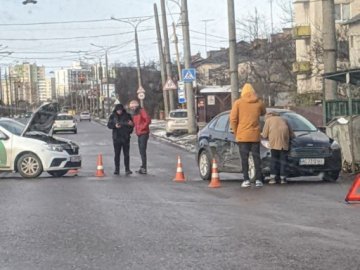 У Луцьку зіткнулися таксі та легковик