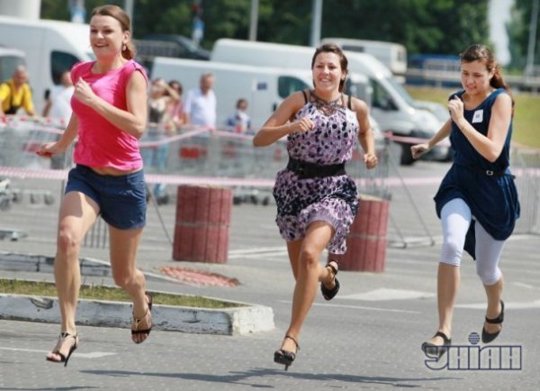 У Львові хлопці бігали на підборах. ФОТО. ВІДЕО