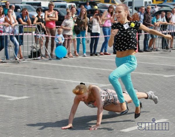 У Львові хлопці бігали на підборах. ФОТО. ВІДЕО
