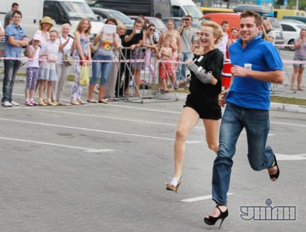 У Львові хлопці бігали на підборах. ФОТО. ВІДЕО