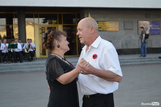 У центрі Луцька – святковий виступ оркестру. ФОТО