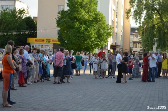 У центрі Луцька – святковий виступ оркестру. ФОТО