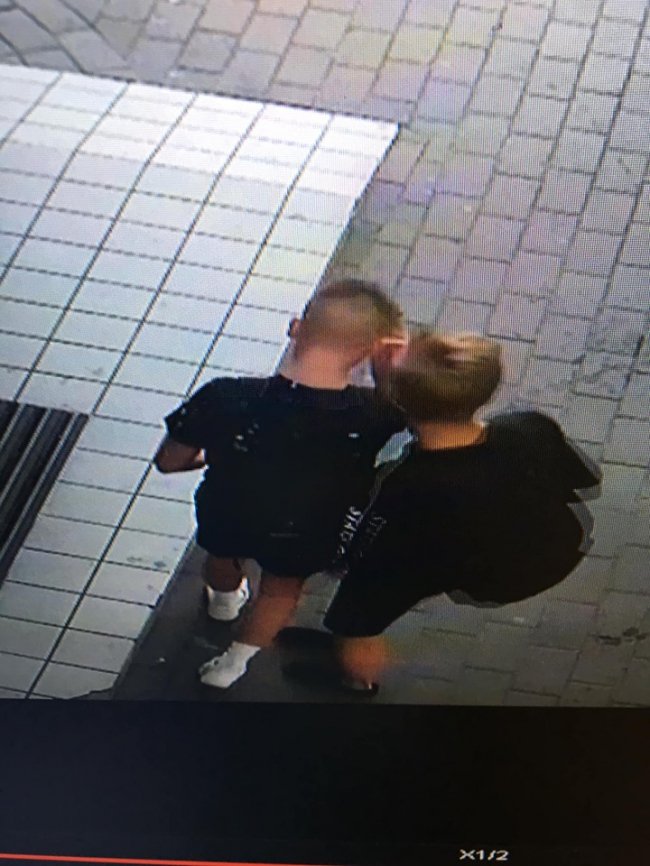 У Луцьку підлітки винесли з магазину телефон. ФОТО