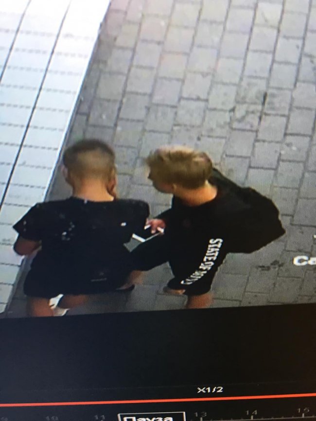 У Луцьку підлітки винесли з магазину телефон. ФОТО