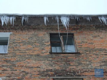 Нововолинськ: бурульки збивають навіть швабрами