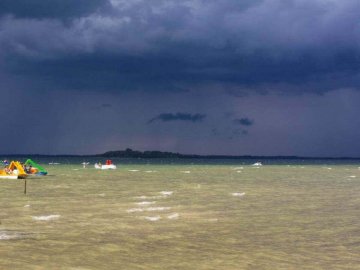 На Світязі врятували неповнолітніх, яких віднесло на катамарані далеко від берега