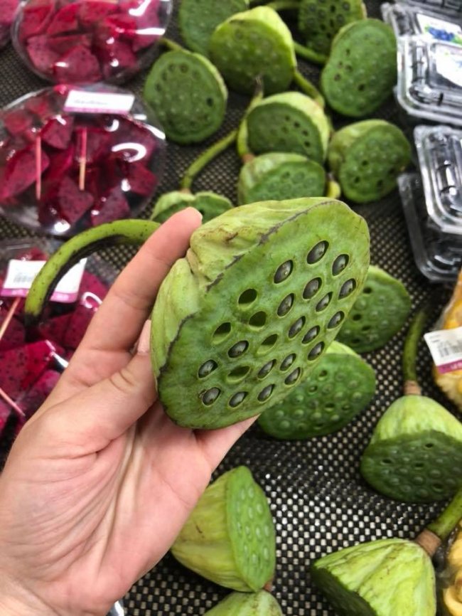 Плід лотоса. В Китаї з лотоса роблять борошно, десерти і готують багато страв. На смак схоже до редьки.