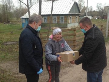 «Люди не вірять, що таке буває»: мешканцям Ратнівщини безкоштовно розвозили продукти. ФОТО