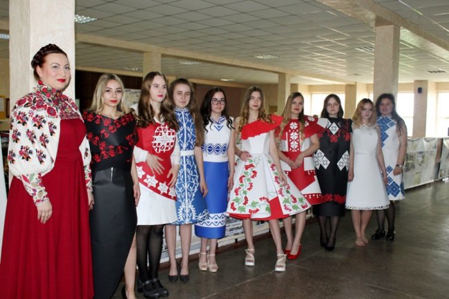 У Луцькому НТУ обирали найкращу паперову етно-сукню. ФОТО