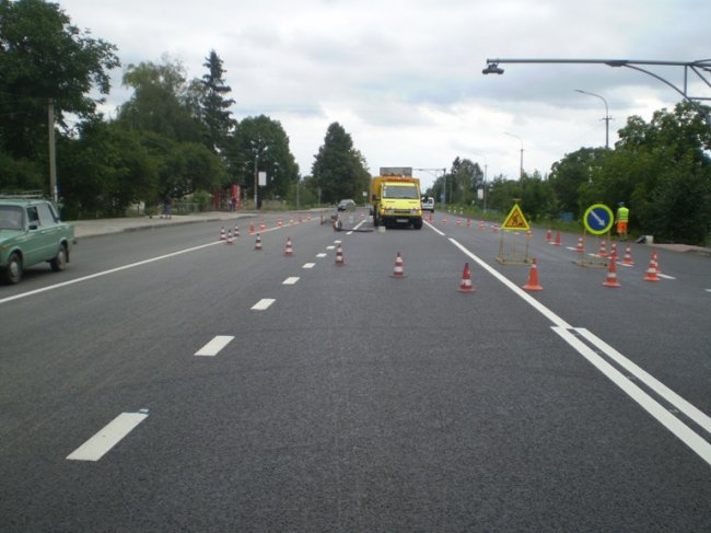 На трасах Волині розмітку наносять по-новому. ФОТО