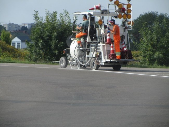 На трасах Волині розмітку наносять по-новому. ФОТО