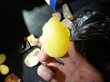 У волинянина на кордоні вилучили бурштин і автівку