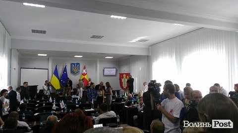 Люди зі Старого ринку «ганьблять» Луцьку міськраду. У сесії - перерва