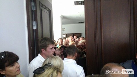 Люди зі Старого ринку «ганьблять» Луцьку міськраду. У сесії - перерва