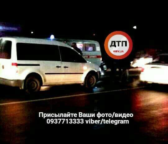 Поблизу Києва машина збила 2 дітей